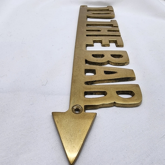 Solid Brass Arrow Sign -  "To the Bar" 11.75 X 2.75 - Picture 4 of 4